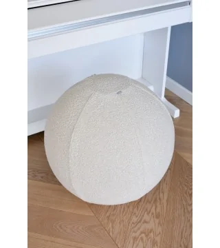 Ballon de gymnastique KOLA en matériau bouclé de couleur vanille dans un intérieur de maison par Nuki