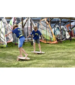 ragazzo in equilibrio sull'erba su una Balance Board Wave di NUKI