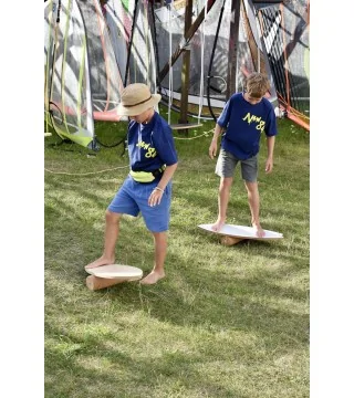 niño haciendo equilibrio sobre la hierba en una tabla Wave Balance de NUKI