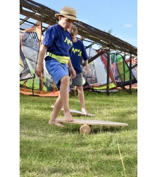 niño haciendo equilibrio sobre la hierba en una tabla Wave Balance de NUKI