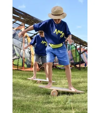 niño haciendo equilibrio sobre la hierba en una tabla Wave Balance de NUKI