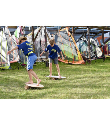 Ein Junge balanciert im Gras auf dem Wave Balance Board von NUKI